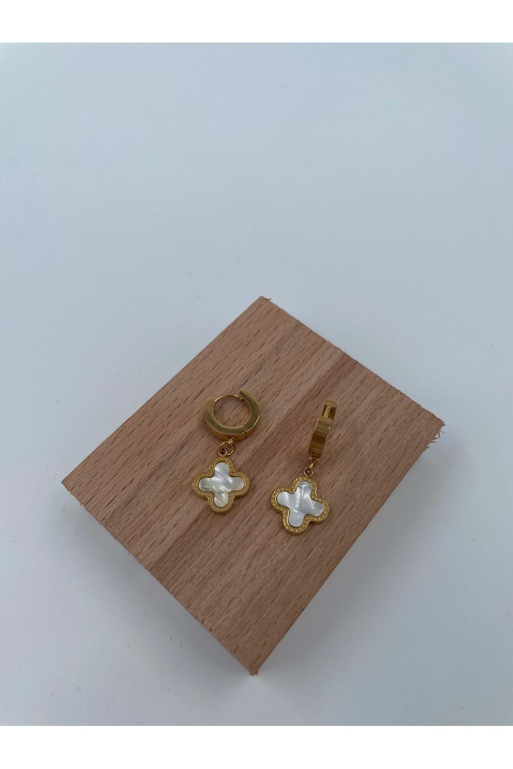 Xbaby Beyaz Dolgulu Yonca Gold Küpe